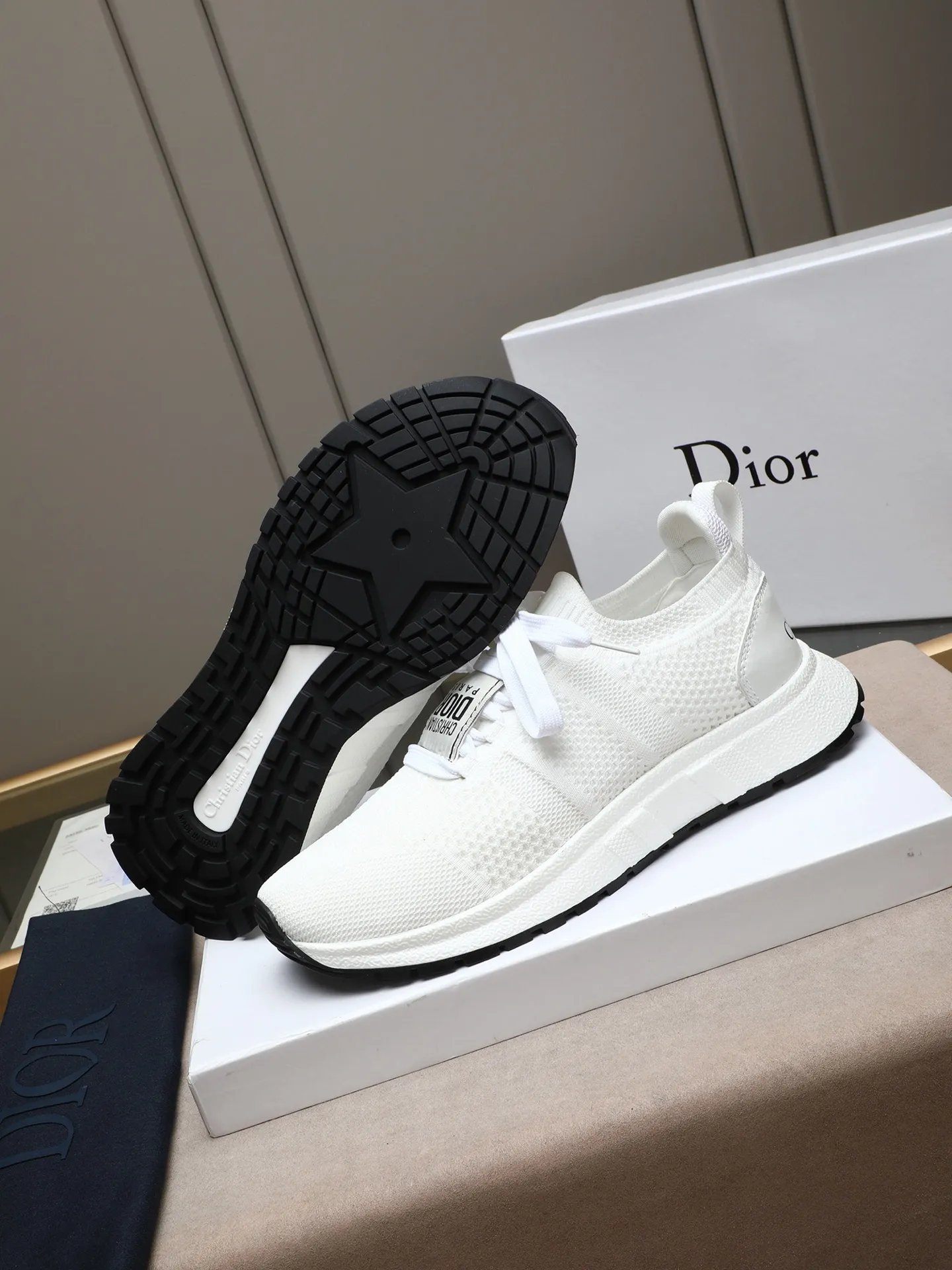 Men's shoes 💰420 🌟DIOR CHRONO Dior's new, casual, business, all-in-one sports shoes. Simple and super versatile. The uppers are equipped with Logo cloth labels. The uppers are perfect and luxurious and can be matched with any spring, summer, autumn and winter clothing. The upper feet are even more comfortable! The original material is disassembled and reproduced perfectly. The fly-woven upper is breathable and comfortable. The original super light TPU anti-slip outsole. Unique. Full of details. Fine workmanship. Worth owning 3 color options 38-44 (customized for 45)